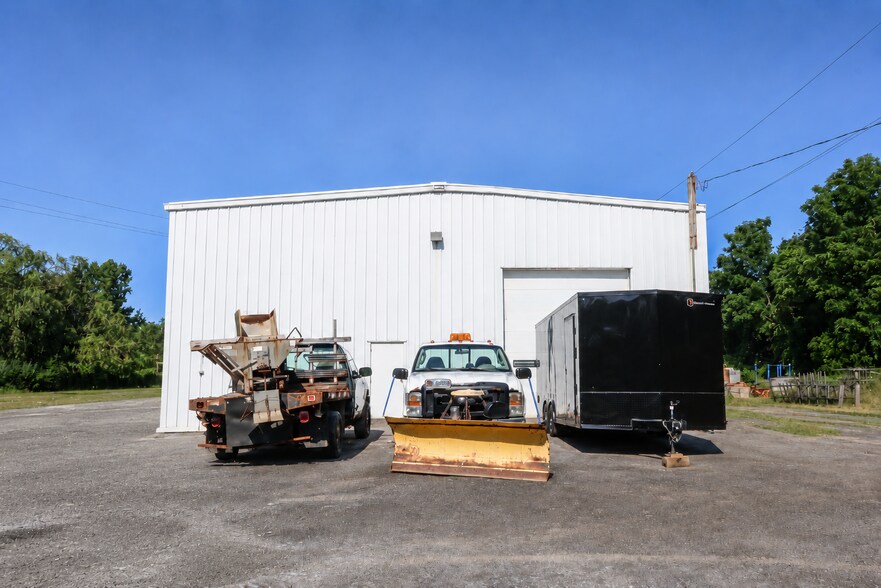 More Photos Of 5912 N Burdick St, East Syracuse Warehouse For Lease