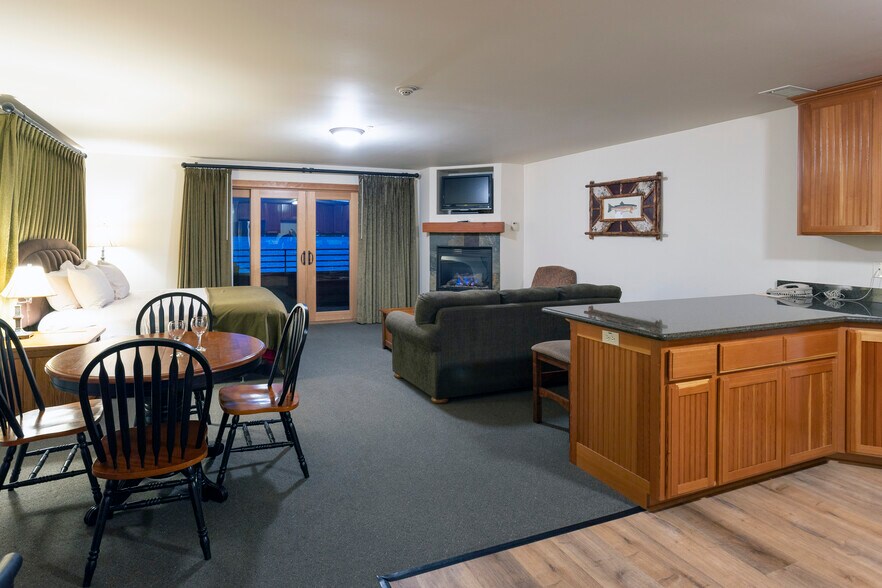 More Photos Of 41 Lakeshore Dr, Sagle Hotel For Sale