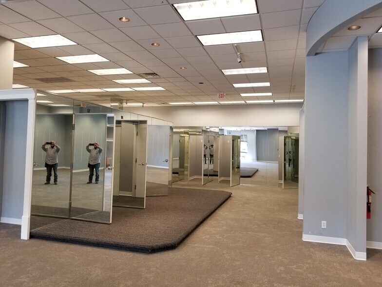 More Photos Of 4301 Pecanland Mall Dr, Monroe Freestanding For Lease