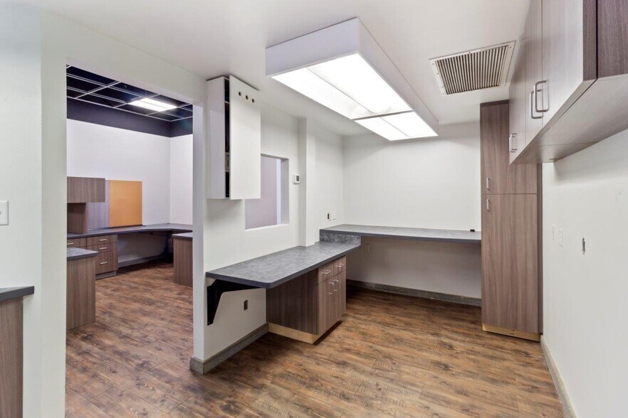More Photos Of 106 E 26th St, Bryan Office For Lease