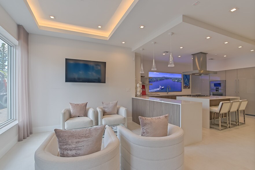 More Photos Of 2400 E Las Olas Blvd, Fort Lauderdale Storefront For Sale