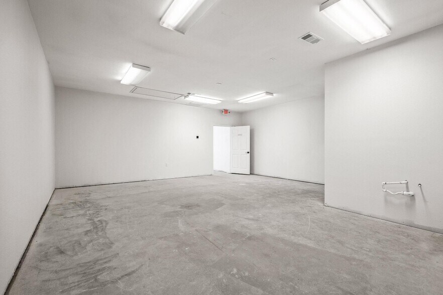 More Photos Of 717 E Liberty St, Pilot Point Storefront Retail Office For Lease