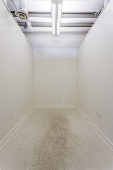 More Photos Of 900 Spring St, Jeffersonville Medical For Lease