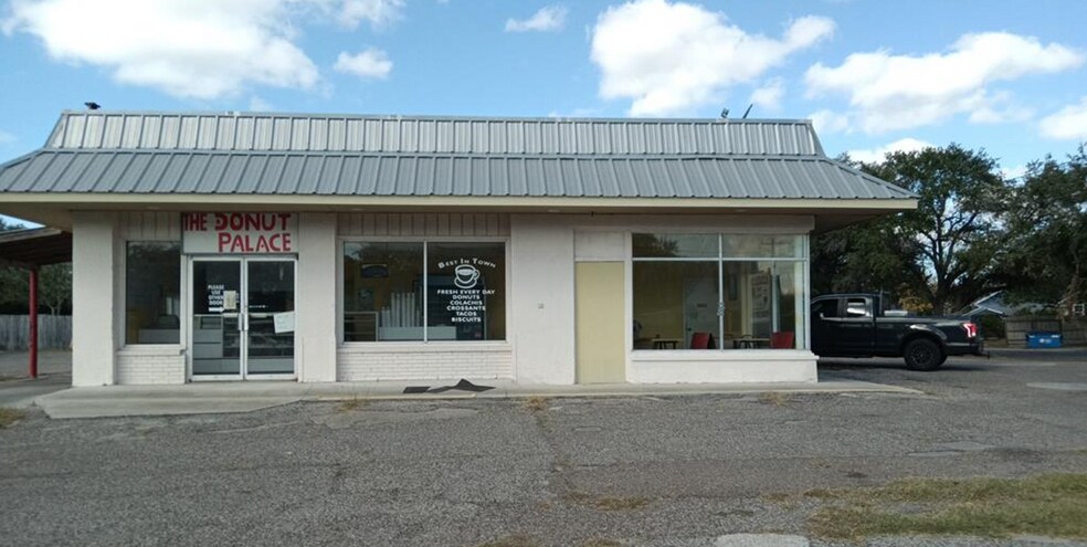 Primary Photo Of 400 S San Patricio St, Sinton Fast Food For Sale