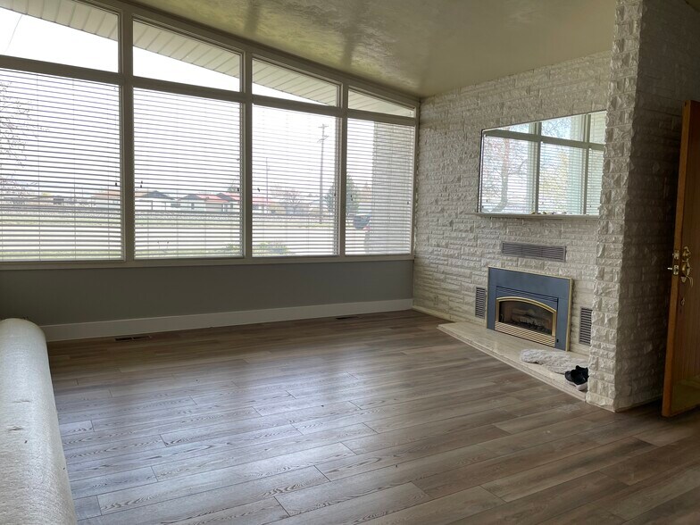 More Photos Of 370 N State St, Shelley Storefront Retail Residential For Lease