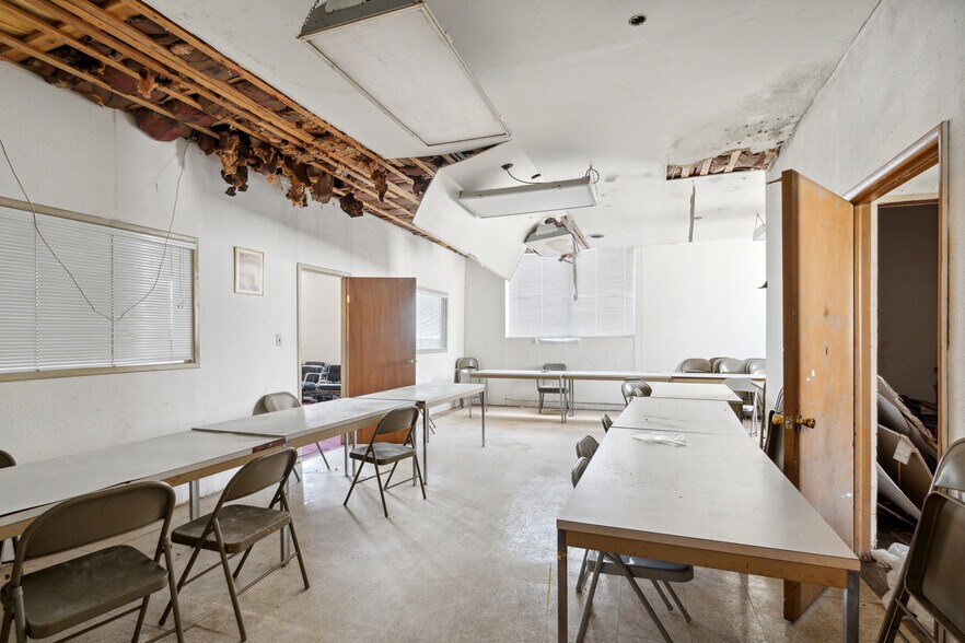 More Photos Of 13030 Puritan St, Detroit Office For Sale