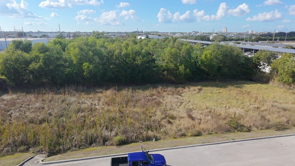 More Photos Of 3307 Hanson St, Fort Myers Warehouse For Lease