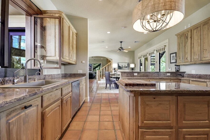 More Photos Of 610 Crystal Creek Dr, Austin Specialty For Sale