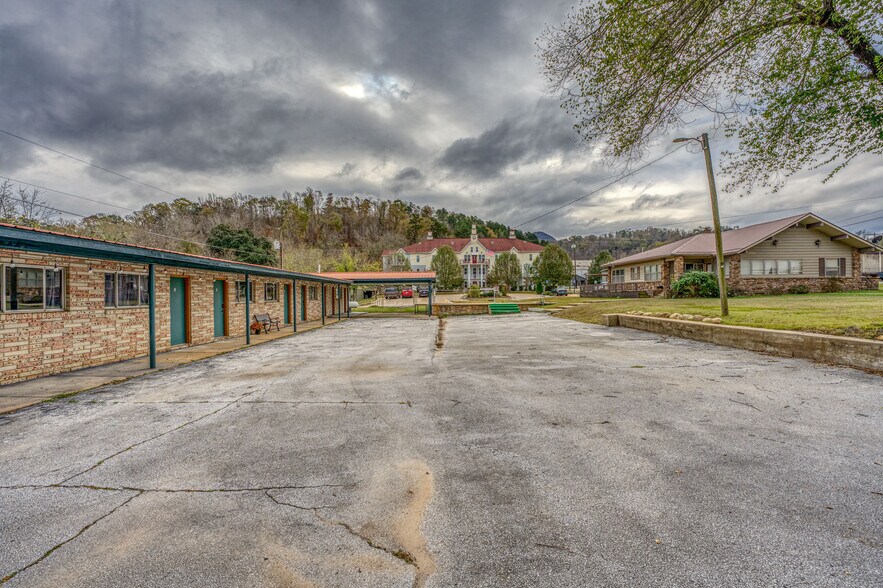 More Photos Of 208 Court St, Jasper Hotel For Sale