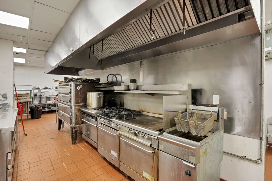 More Photos Of 301 Broadway, Lorain Hotel For Lease
