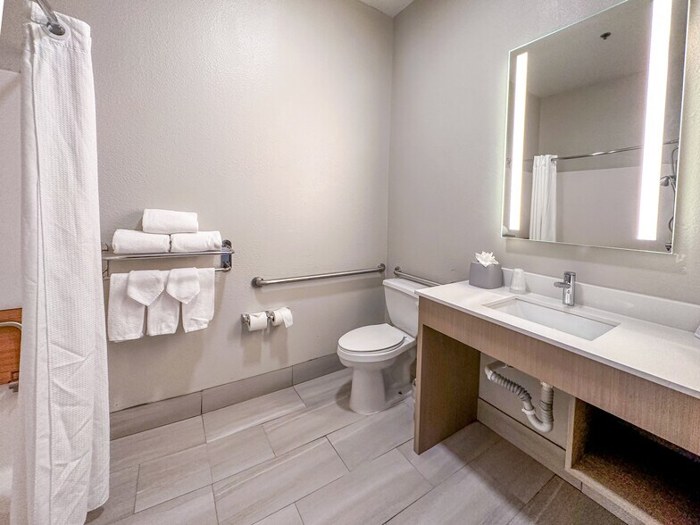 More Photos Of 601 N Sonoma Trl, Ennis Hotel For Sale