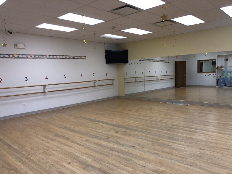 More Photos Of 608 E Veterans Pky, Yorkville Medical For Lease