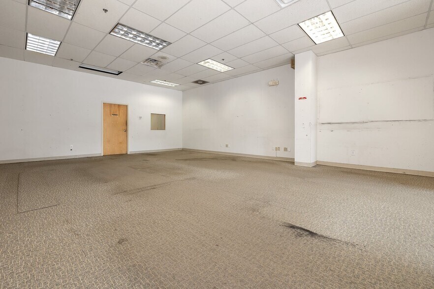 More Photos Of 27 N Middletown Rd, Nanuet Freestanding For Lease