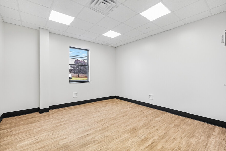 More Photos Of 14 Home News Row, New Brunswick Warehouse For Lease