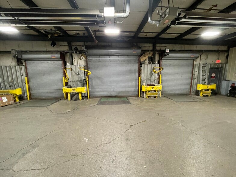 More Photos Of 6704 Pingree Rd, Crystal Lake Manufacturing For Lease