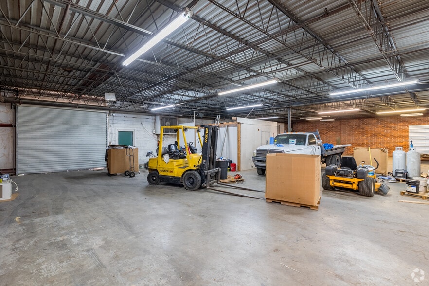 More Photos Of 222 King St S, Calhoun Warehouse For Sale