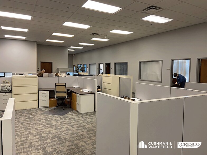 More Photos Of 17909 Cleveland Pky Dr, Cleveland Distribution For Lease