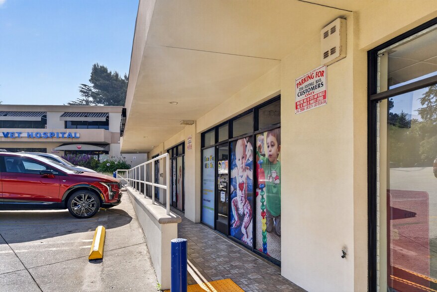 More Photos Of 2550 Foothill Blvd, La Crescenta Storefront For Lease