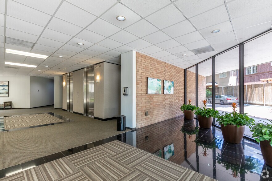 More Photos Of 1502 Augusta Dr, Houston Office For Lease