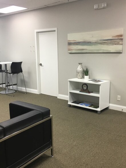 More Photos Of 400 Main St, Hilton Head Office For Lease