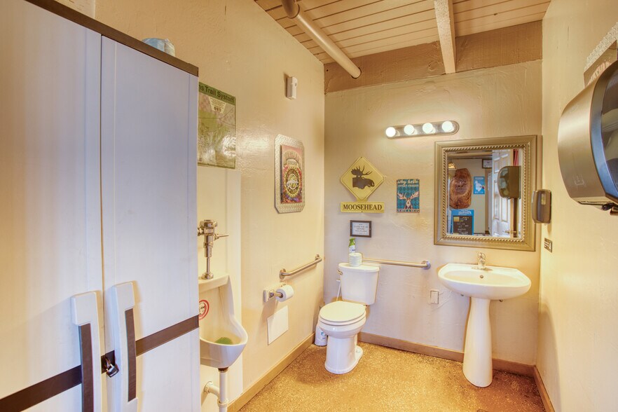 More Photos Of 4207 W White Mountain Blvd, Lakeside Restaurant For Sale