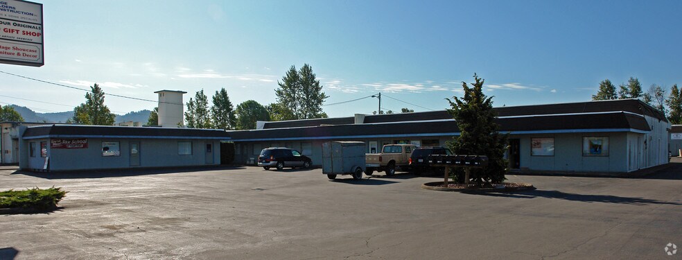 Primary Photo Of 4739-4743 Main St, Springfield Showroom For Lease