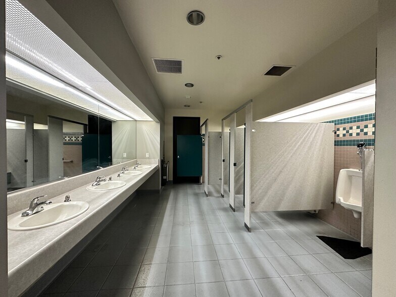 More Photos Of 930-932 Hamlin Ct, Sunnyvale Research And Development For Lease