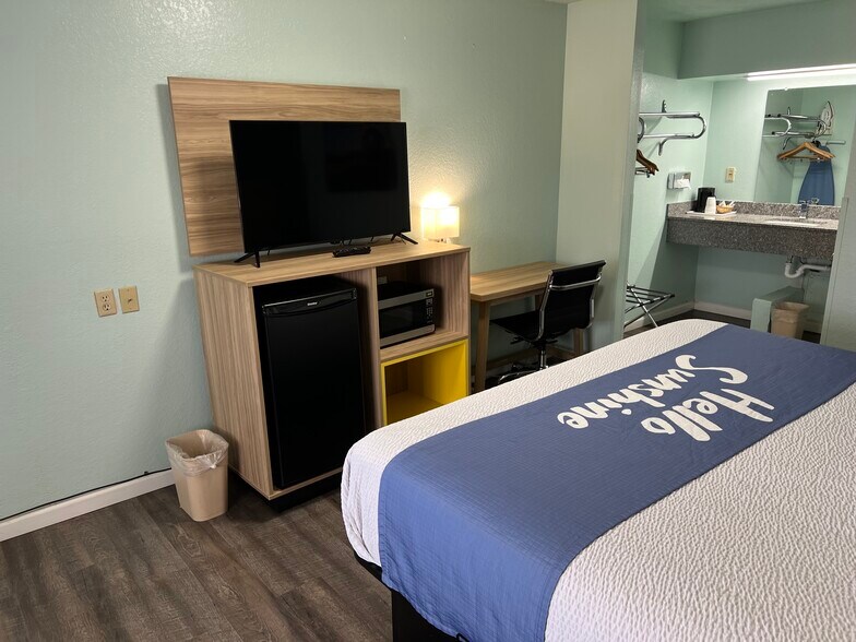 More Photos Of 1901 E 1st St, Pratt Hotel For Sale