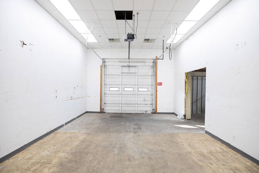 More Photos Of 600-602 NW Libby Ln, Lee's Summit Warehouse For Lease