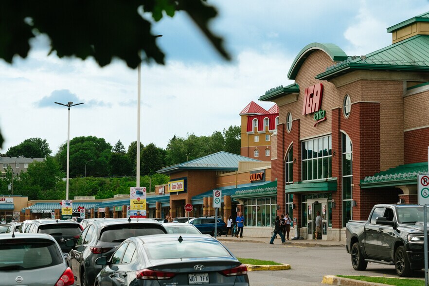 More Photos Of 210 Rue Saint-Charles, Sainte-therese General Retail For Lease