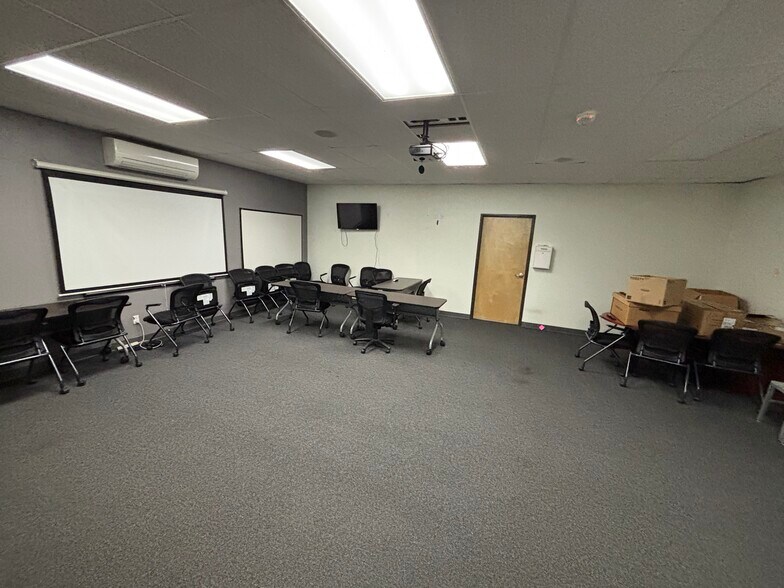 More Photos Of 3543 Steelhead Run Dr NE, Albany Warehouse For Lease