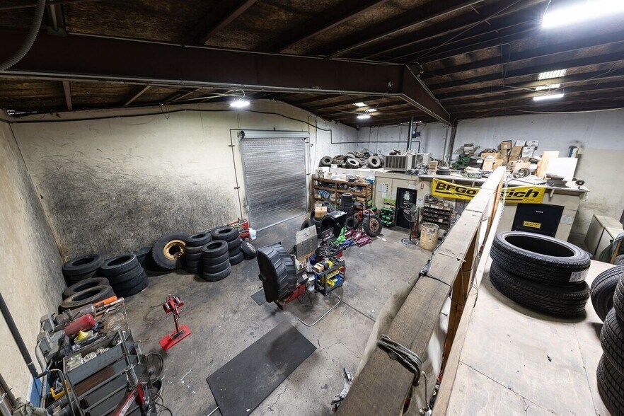 More Photos Of 120 S Warner St, Ridgecrest Auto Repair For Sale