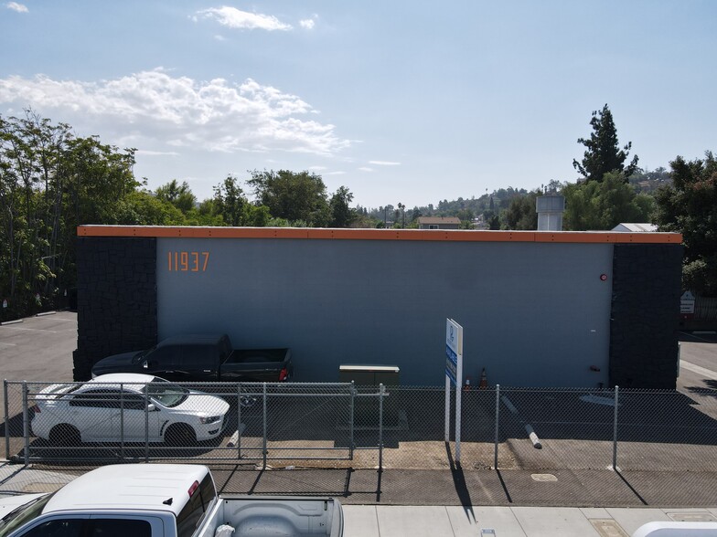More Photos Of 11937 Woodside Ave, Lakeside Warehouse For Lease