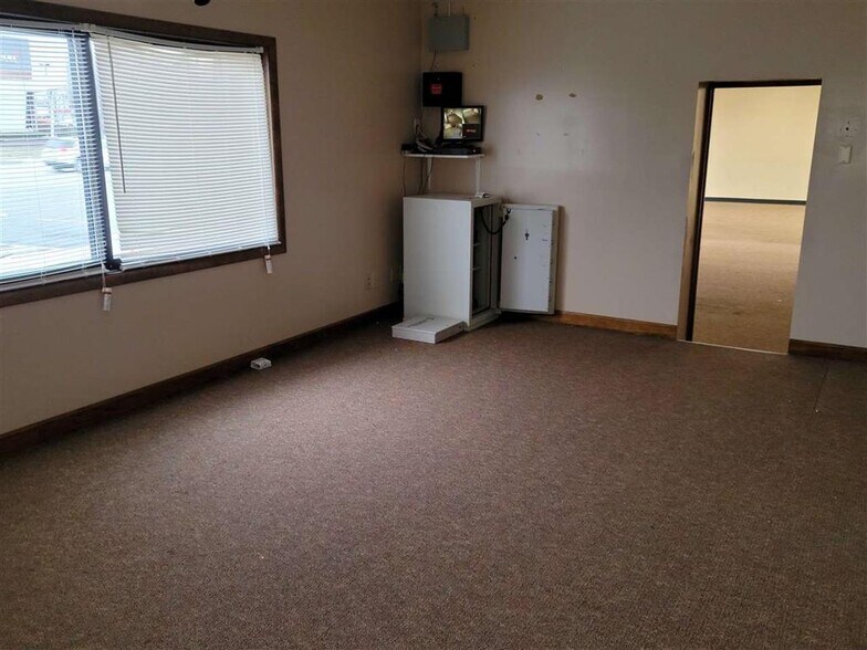 More Photos Of 3646 E Main St, Richmond Freestanding For Lease