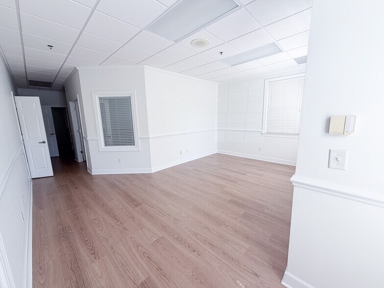 More Photos Of 295 W Crossville Rd, Roswell Office For Lease