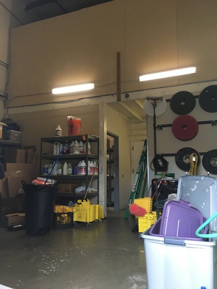 More Photos Of 12165 Metro Pky, Fort Myers Light Manufacturing For Lease