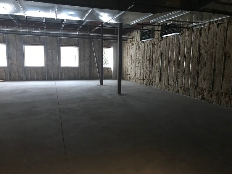 More Photos Of 3900 28th Avenue Dr, Moline Medical For Lease