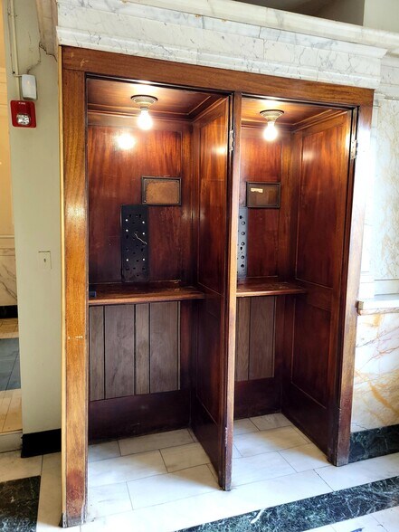 More Photos Of 1110 W 35th St, Chicago Office For Sale