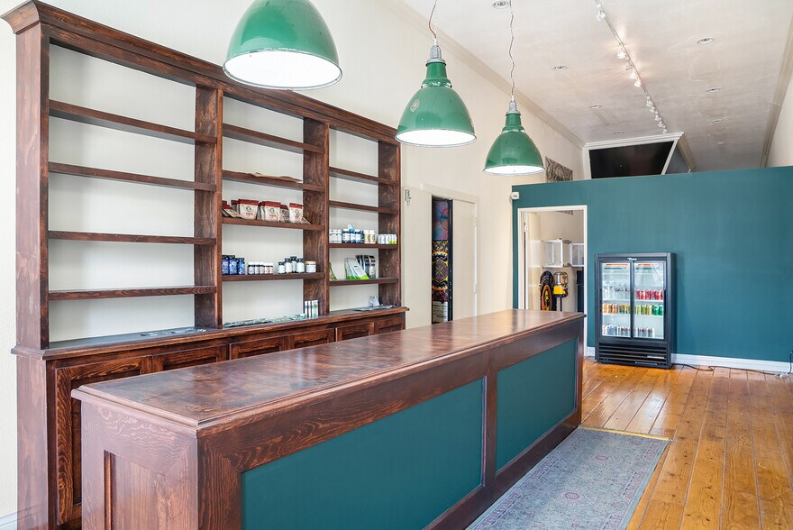 More Photos Of 7011 Reseda Blvd, Reseda Storefront For Sale