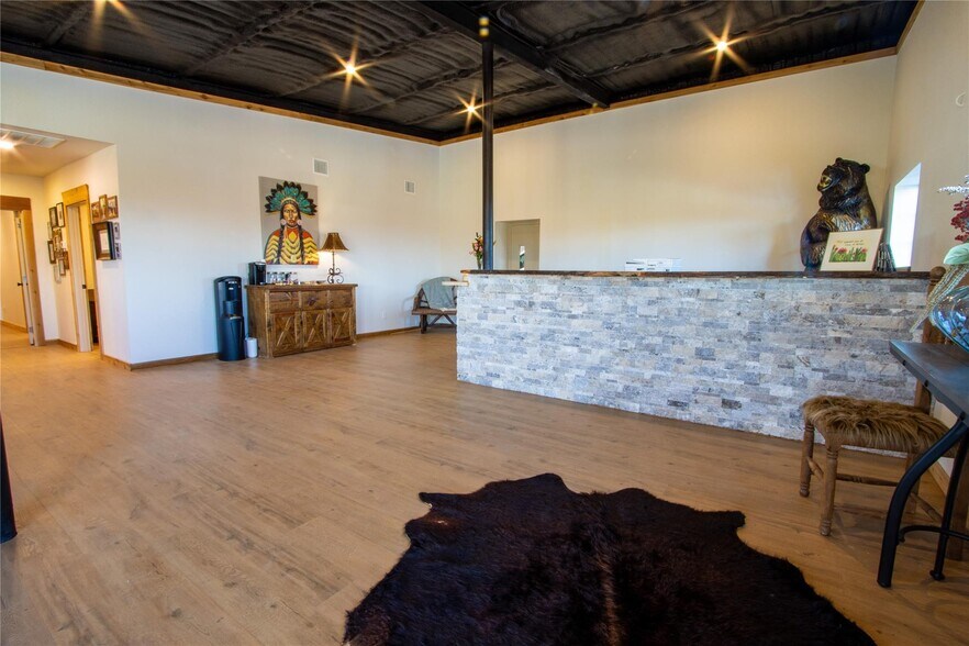 More Photos Of 7206 S FM 51, Boyd Veterinarian Kennel For Sale