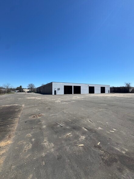 More Photos Of 2150 Fifth Ave, Ronkonkoma Warehouse For Lease