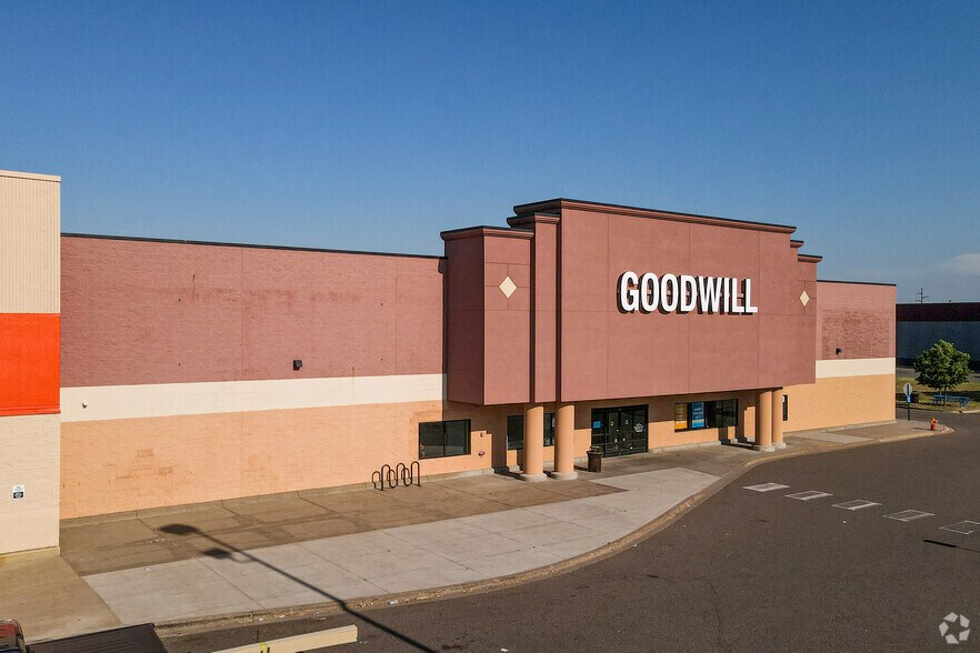 More Photos Of 5660 NE Main St, Fridley Freestanding For Lease