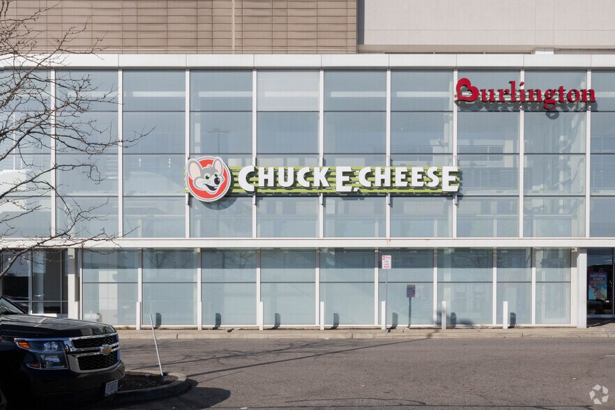 More Photos Of 750 W Sunrise Hwy, Valley Stream General Retail For Lease