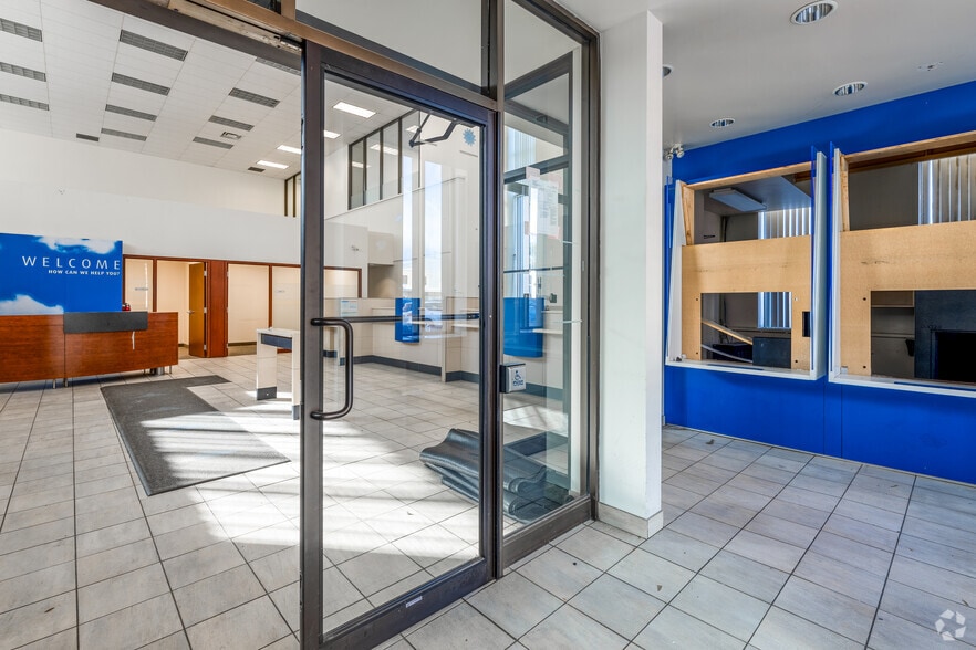 More Photos Of 31 King St, St Catharines Bank For Lease