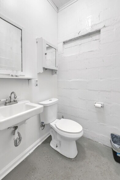 More Photos Of 16914 E 9 Mile Rd, Eastpointe Storefront For Sale