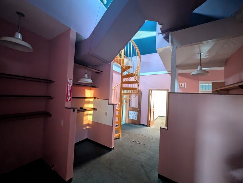 More Photos Of 894 Queen St, Honolulu Storefront Retail Office For Lease