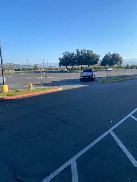 More Photos Of 2270 E El Monte Way, Dinuba Storefront For Lease