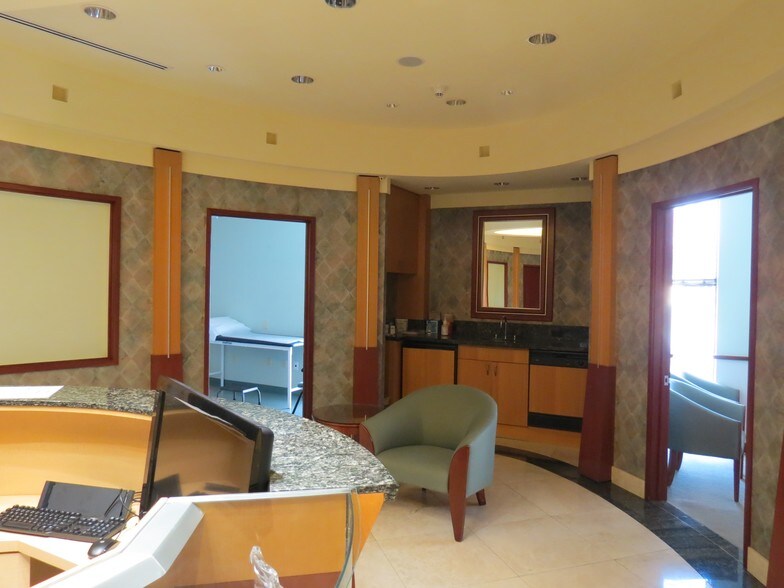 More Photos Of 2550 S Douglas Rd, Coral Gables Medical For Lease