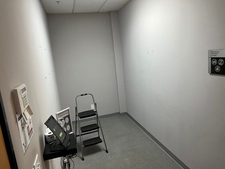 More Photos Of 2710 Media Center Dr, Los Angeles Research And Development For Lease