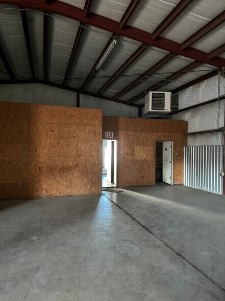 More Photos Of 201 NE 4TH St, Lindsay Manufacturing For Sale